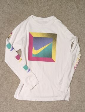 NEW Nike Graphic Tee Kids